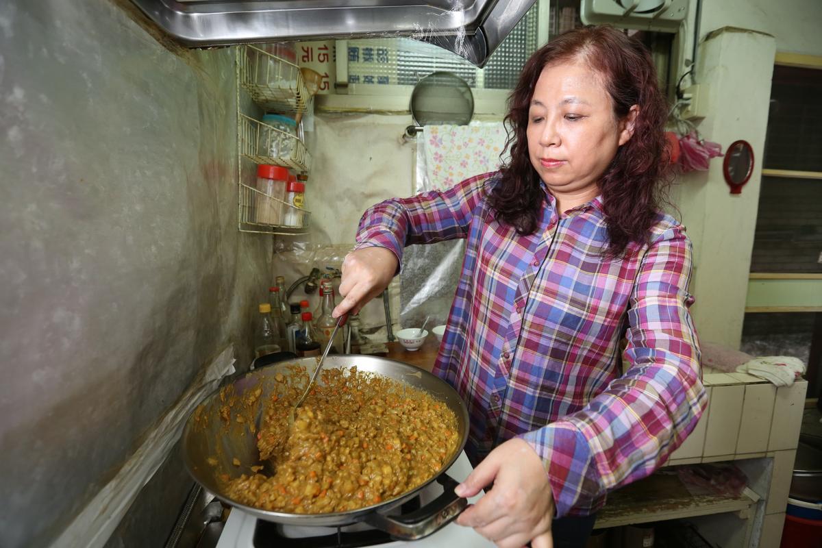老闆娘楊郁藝負責幫先生研發口味，10幾年前就推出咖哩等鹹口味，很受歡迎。