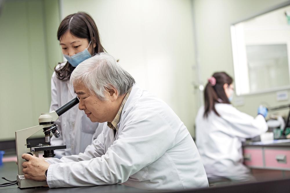 李志誠（前）擁有南京中醫藥大學醫學博士學歷，率領旗下十餘位博士研究員持續研發新產品。