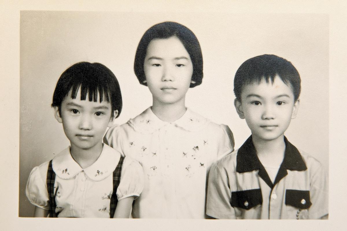 童年的蔡璧名（左），與姊姊（中）、哥哥（右）合影。（蔡璧名提供）