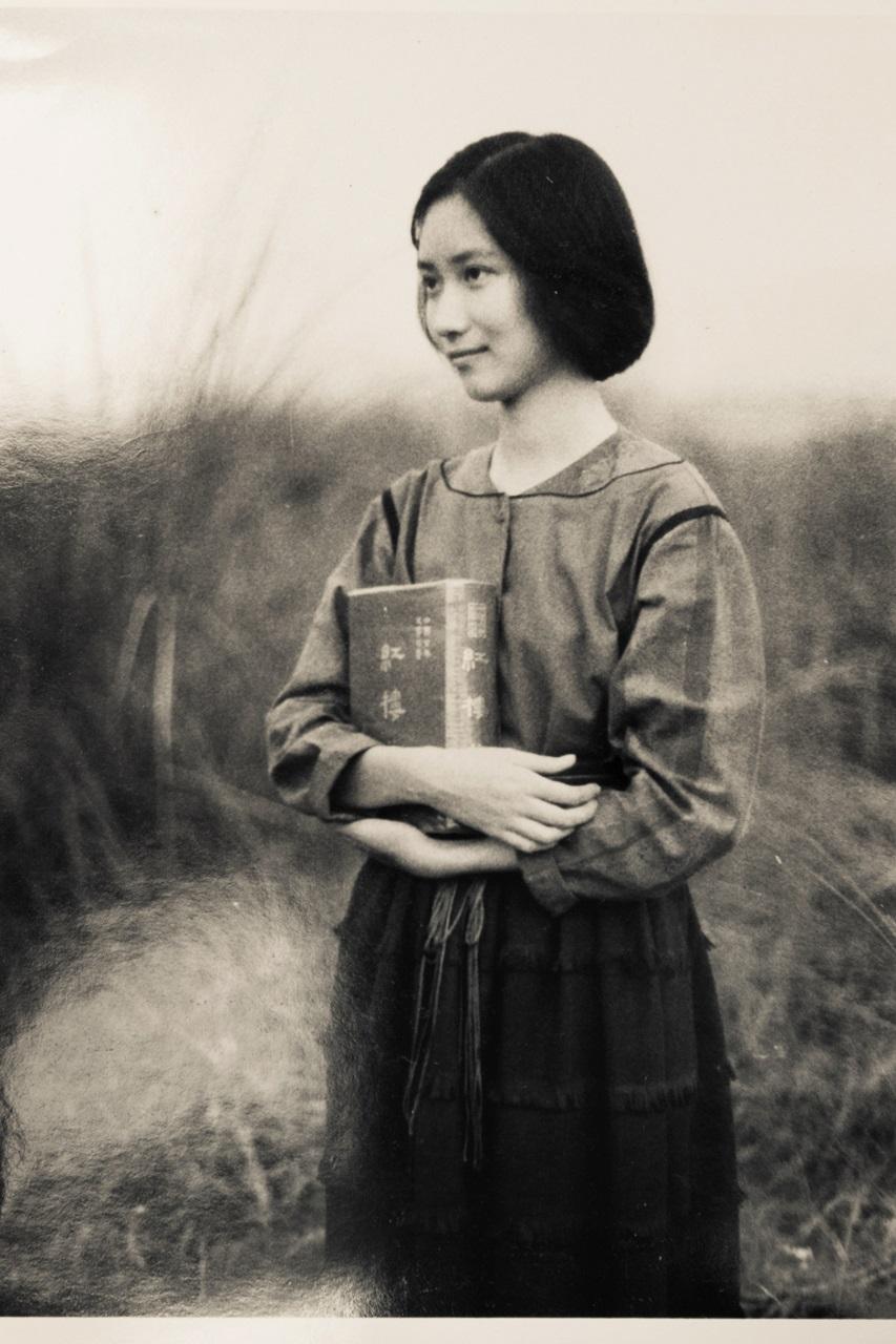 蔡璧名高中就立志讀中文系，手上抱著一本《紅樓夢》的模樣，頗有文藝少女氣息。（蔡璧名提供）