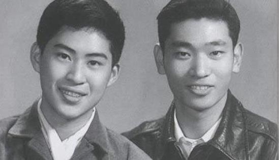 白先勇（左）與王國祥（右）於台大時期合影留念，2人相識於17歲，情牽一生。（時報出版社提供）