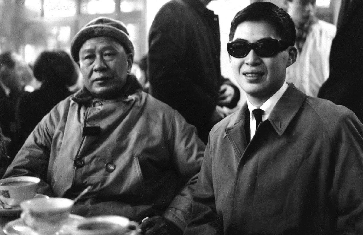 1963年，白先勇（右）赴美讀書，父親（左）至松山機場送行，此為父子最後一次合影，他戴墨鏡是因怕眼睛哭腫了不好看。（時報出版社提供）