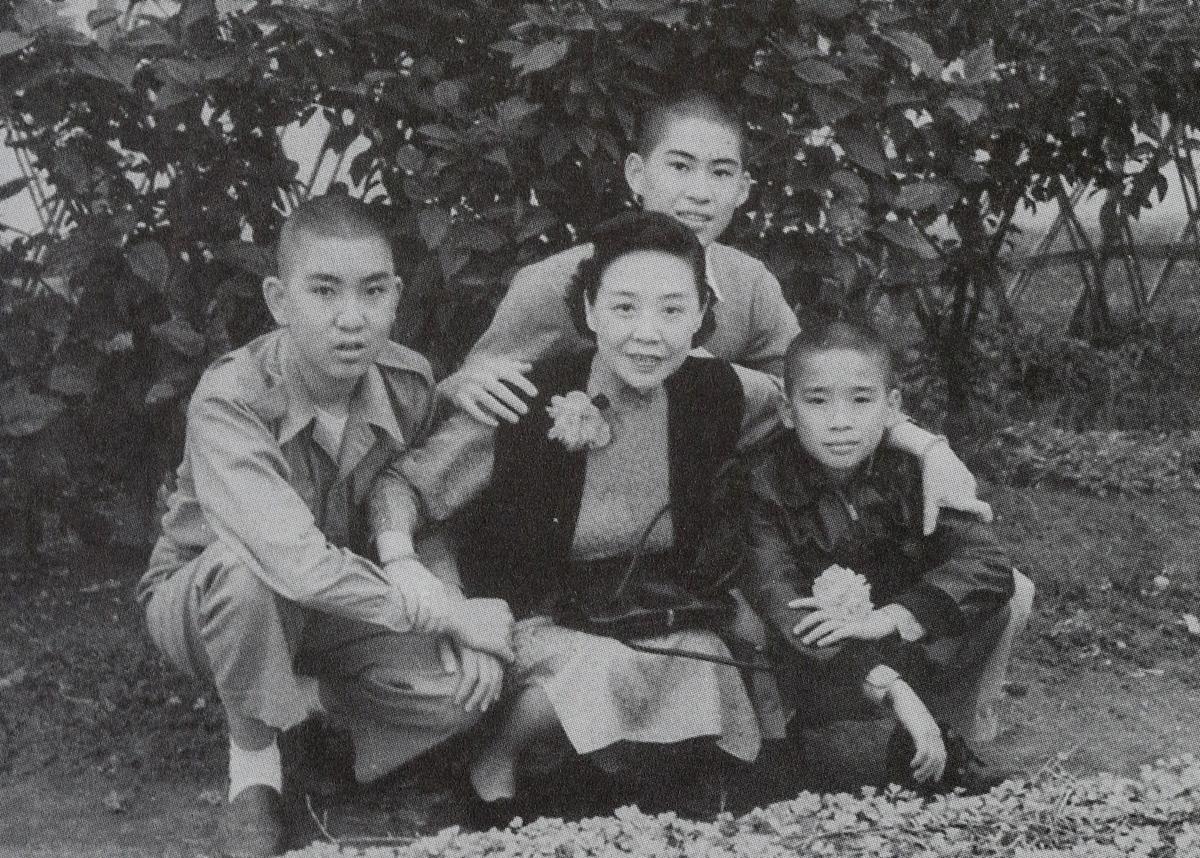 1955年，18歲的白先勇（後）與弟弟先剛（前左1）、母親馬佩璋（前中）攝於松江路的家。（時報出版社提供）