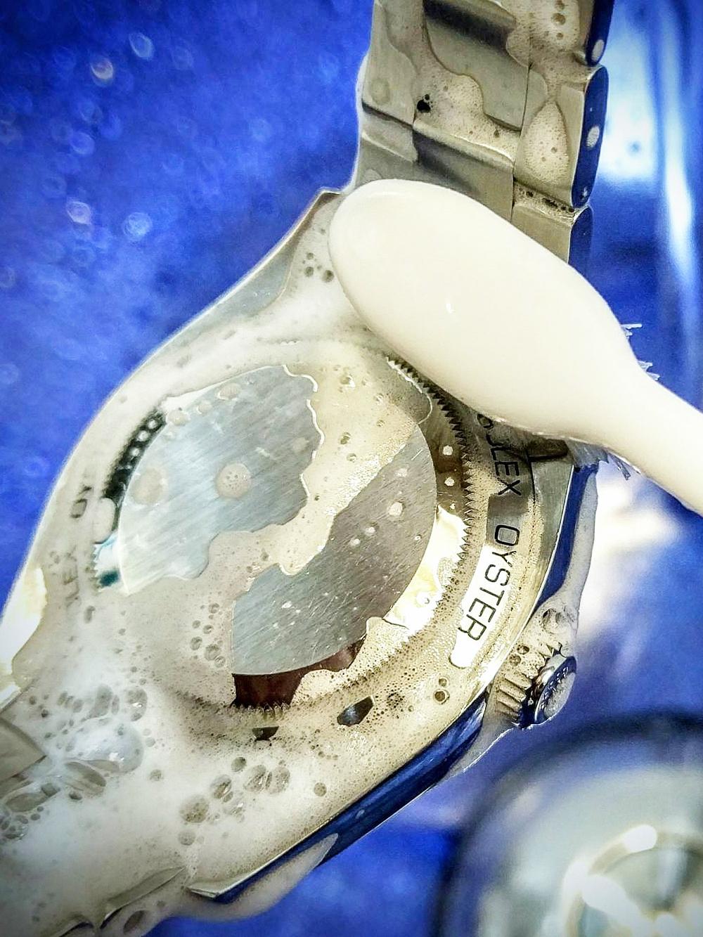 具鎖入式龍頭或原廠防水深度標示在100米以上的錶款，可直接以軟毛牙刷沾上中性清潔劑輕輕刷洗，後以細纖維布或眼鏡布將水份吸乾即可。請記得一定要確實將龍頭鎖緊，同時建議每年將愛錶送廠檢測防水功能，以免日常佩戴或清潔時進水。