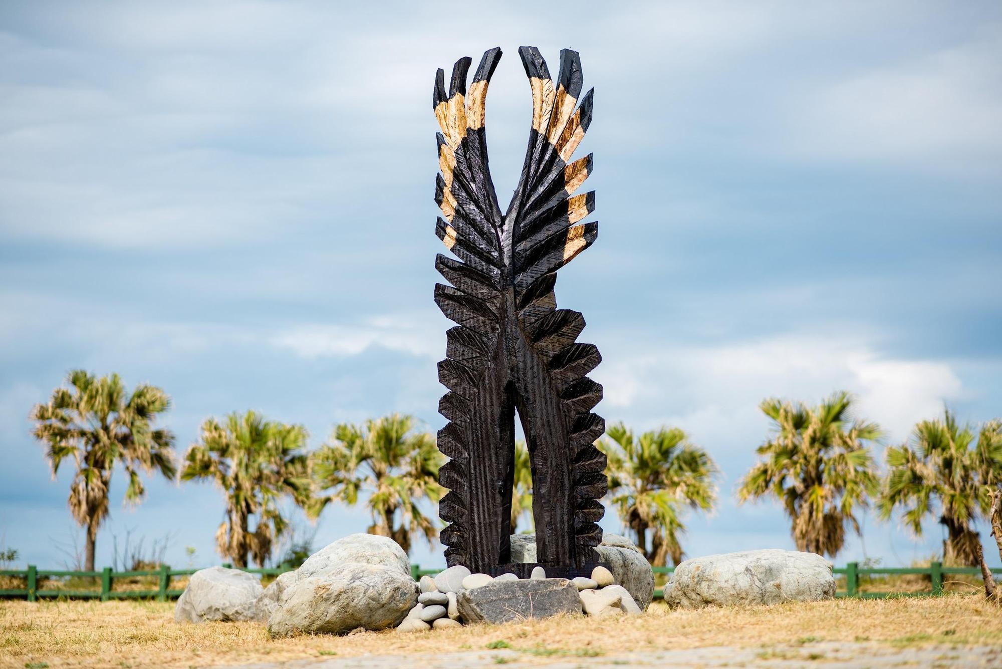 於台9線大武濱海公園旁，阿美族木雕藝術家希巨蘇飛打造出美麗的「翅膀」。（圖片提供／山冶計畫）