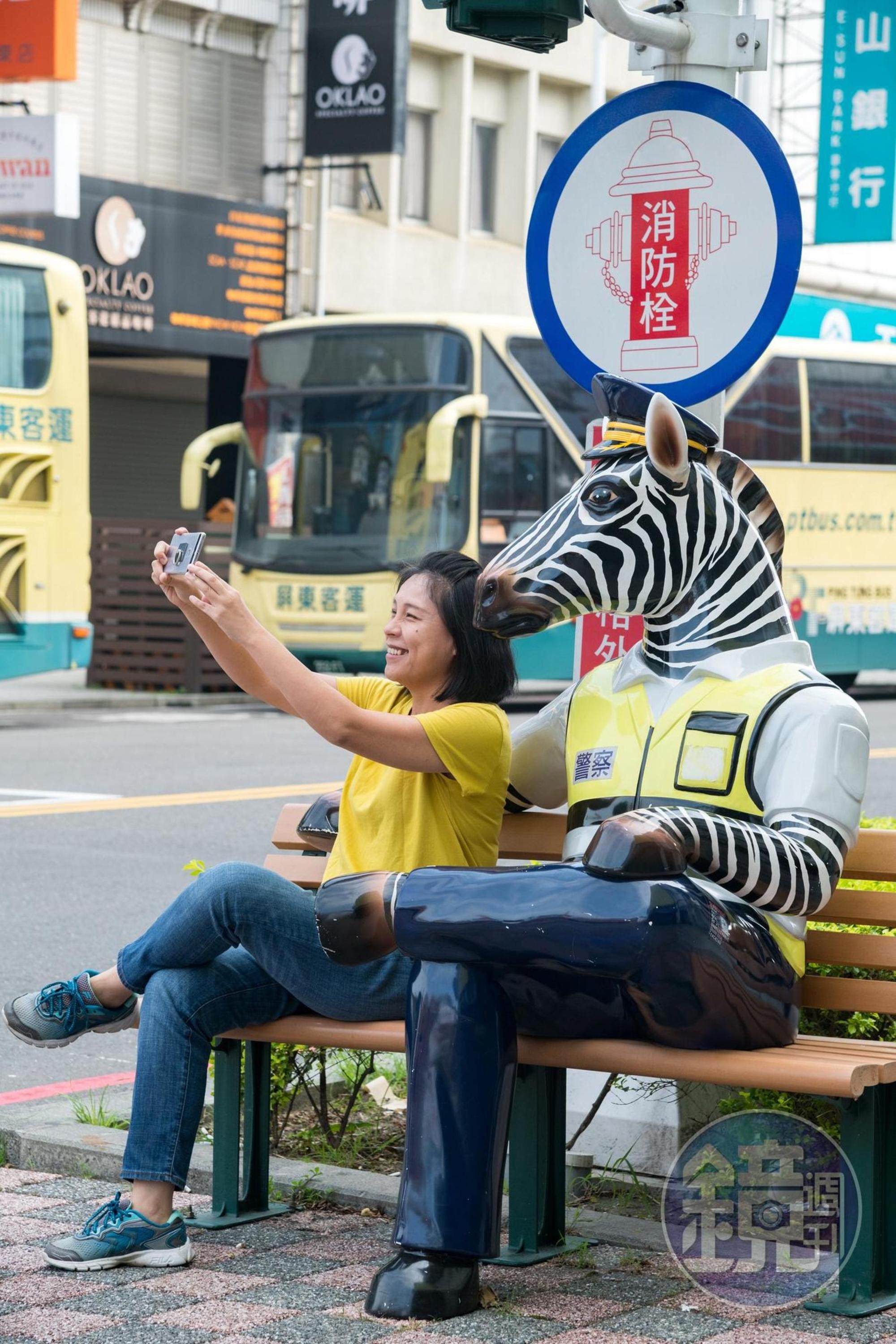 屏東市街頭出現有趣的斑馬交警。