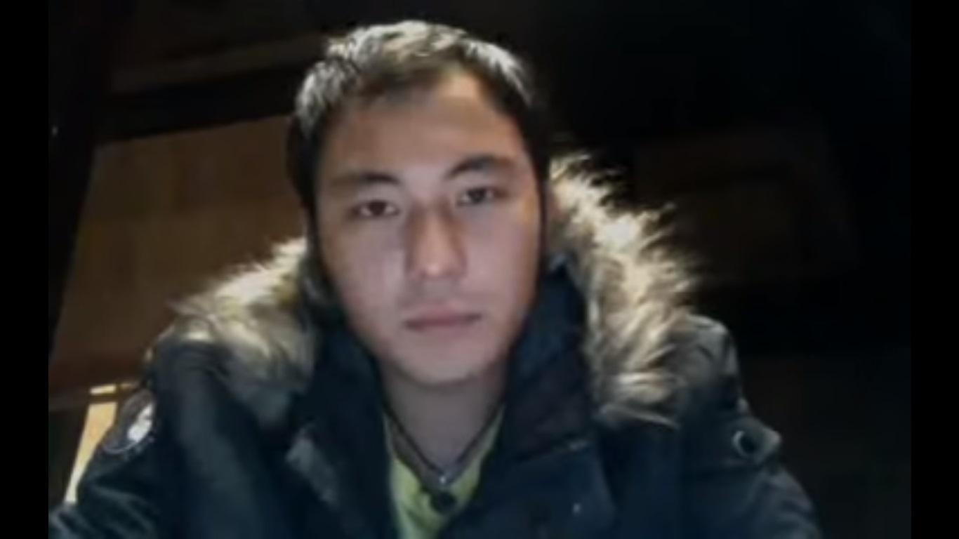卡盧仁波切在網路拍攝影片陳述自己曾遭喇嘛性侵，因而變成酗酒、吸毒的問題少年。（翻攝自youtube）