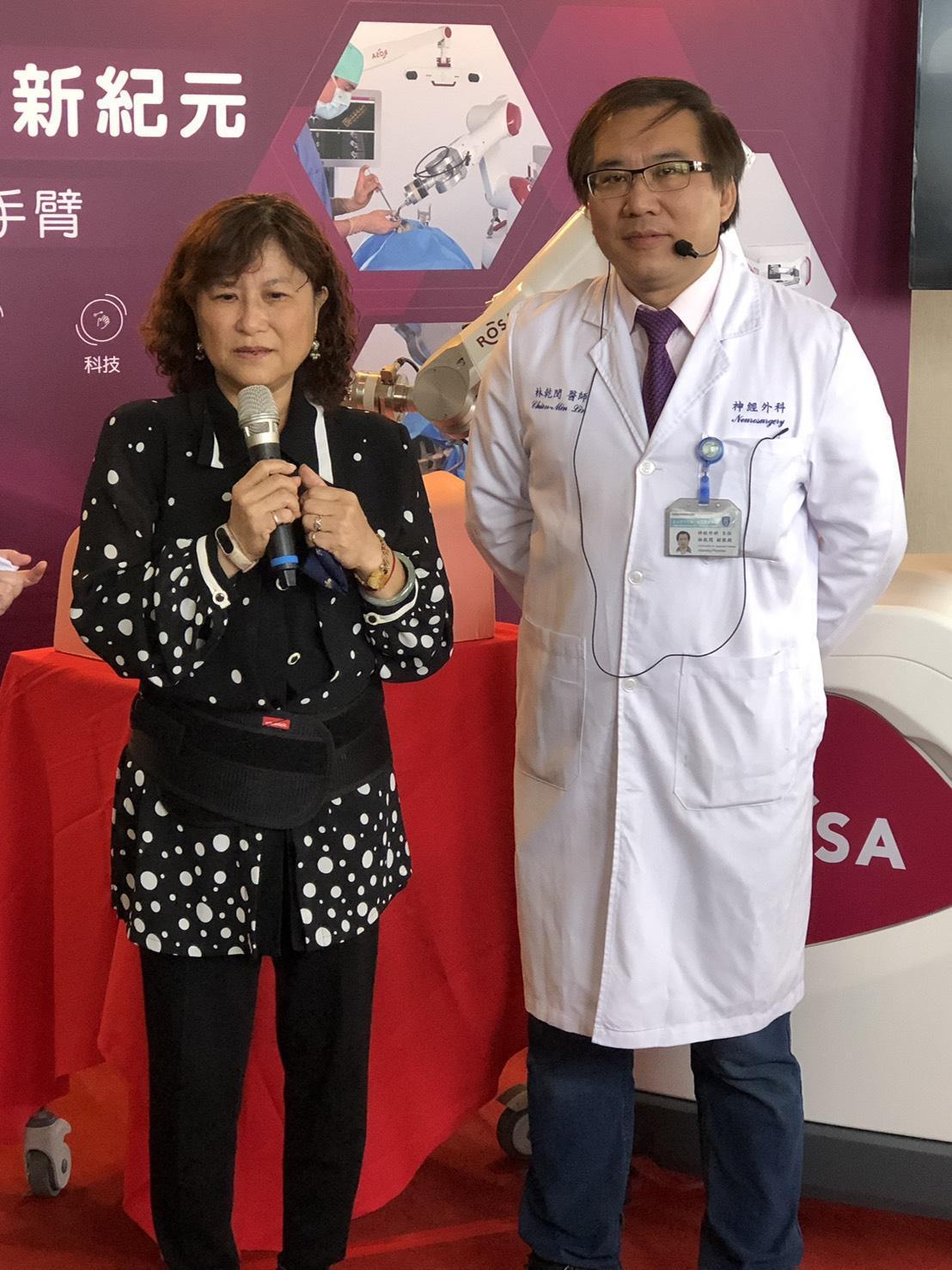 台北神經醫學中心副院長林乾閔用ROSA機器人替60歲的楊姓女子成功治療腰椎滑脫，精準置入骨釘，成為亞洲首例。（雙和醫院提供）