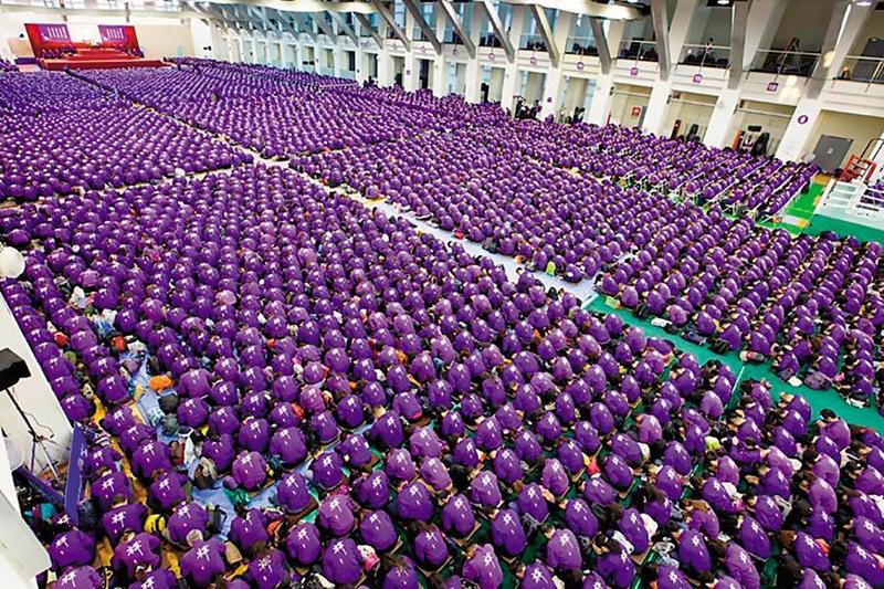 妙禪弟子身穿紫衣，眾多信眾在會場跪拜，場面震撼。（翻攝妙禪師父佛教如來宗臉書）