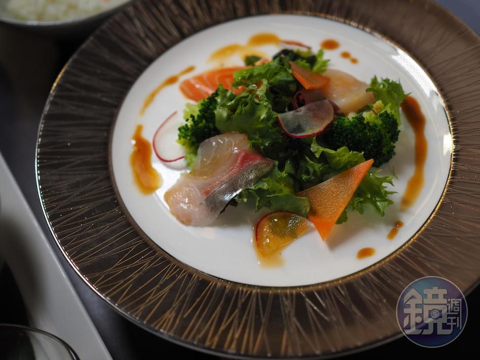 「生魚片沙拉」的魚種依每日進貨狀況而異，鮮酸清爽。