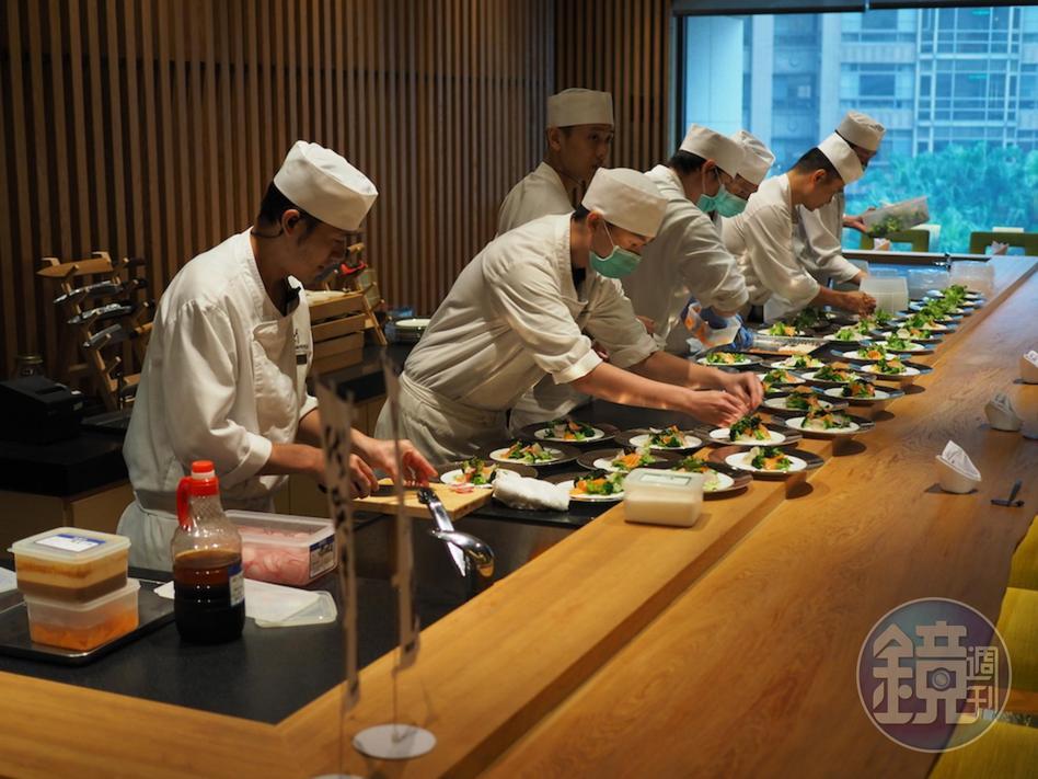 晴山日本料理團隊花了2個月掌握季樂傳授的食譜。