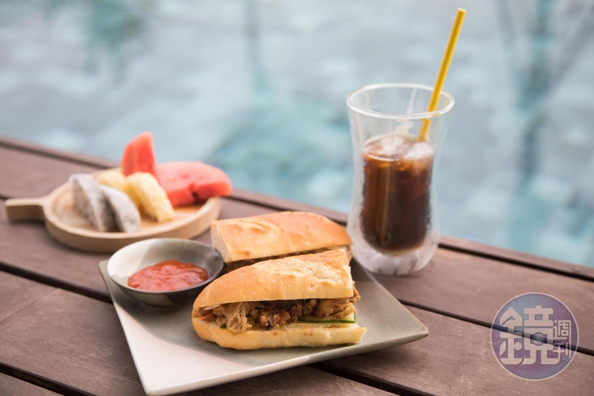 在自家泳池畔吃越南三明治，感覺更可口。