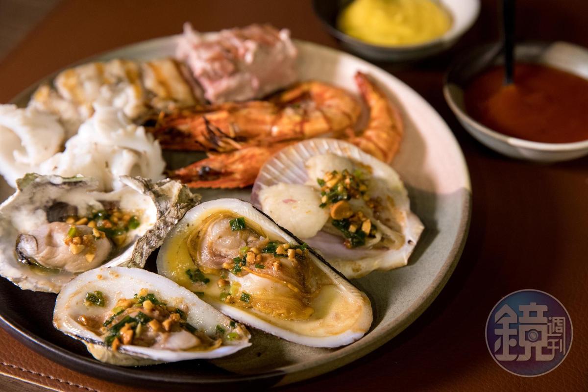 歸仁靠海，燒烤晚餐可吃到當地盛產的各種帶殼海鮮。
