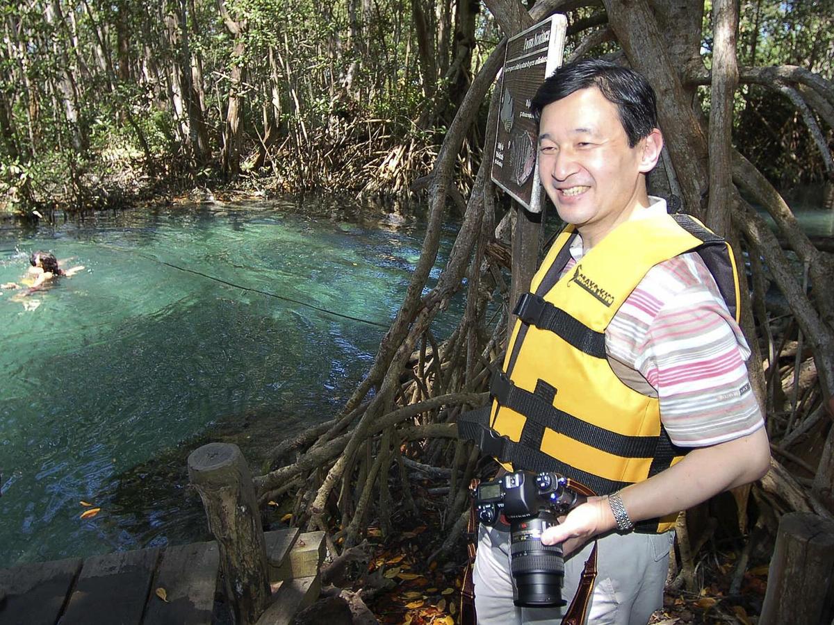 2006年3月，德仁參加墨西哥的世界水論壇，實地考察當地特有的陷落洞穴（cenote）。（東方IC）