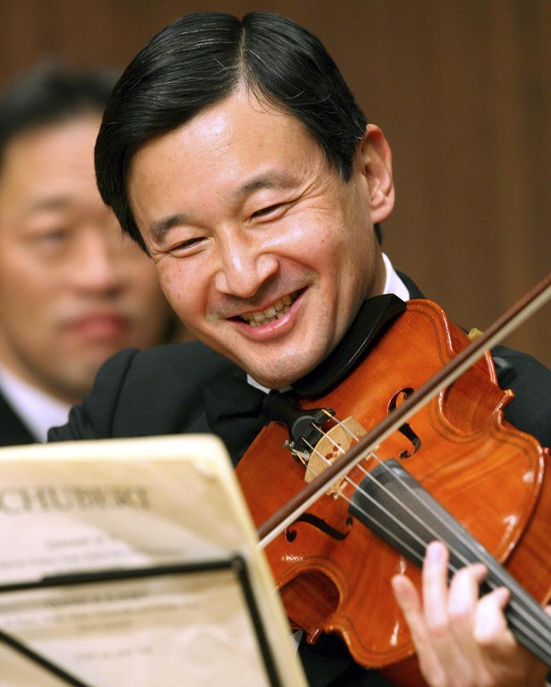 2007年1月22日，當時的日本德仁皇太子在東京友誼音樂會演奏中提琴。（東方IC）