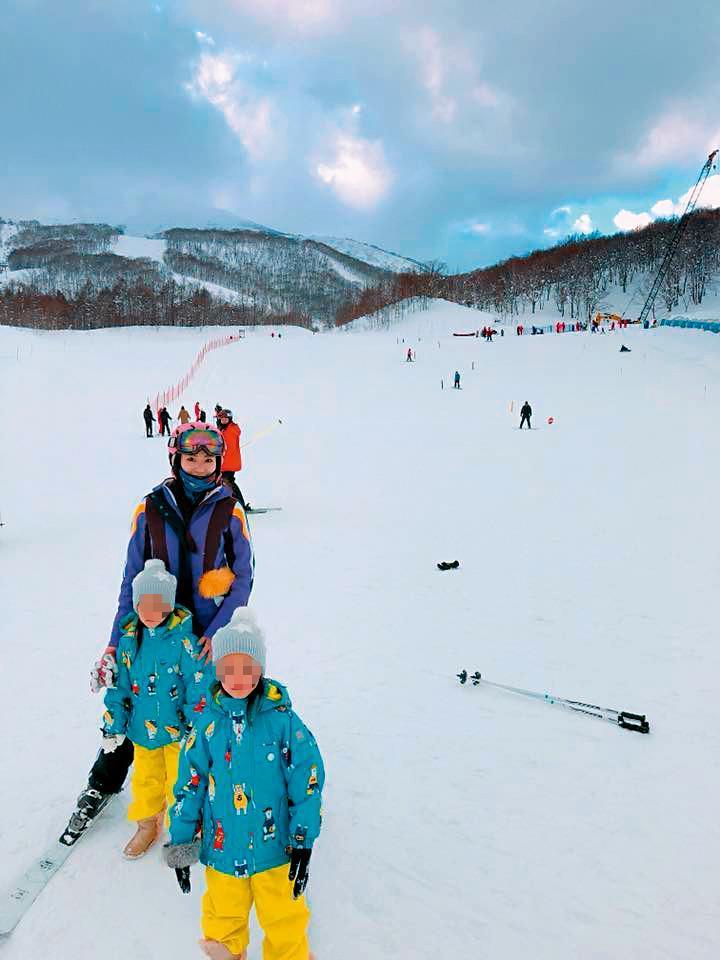 只要學校一有假期，楊立傑跟王瀅一定帶著全家出國滑雪。（翻攝自王瀅臉書）