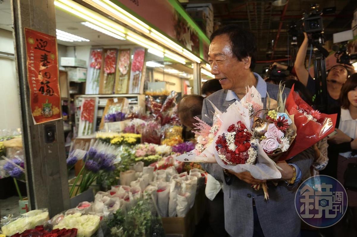 鴻海集團董事長郭台銘前往台北市內湖花市採買母親節花束。
