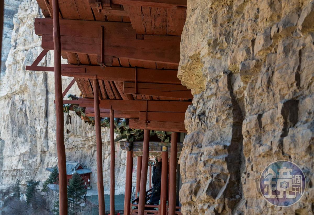懸空寺藉由插入石壁的橫樑承重，下方細柱僅是輔助。