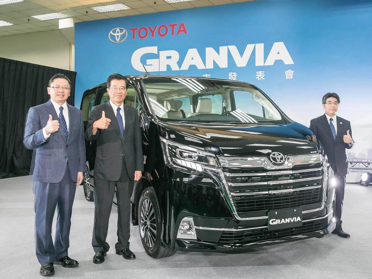 左起和泰汽車蘇純興總經理、黃南光董事長、豐田自動車石川CE。