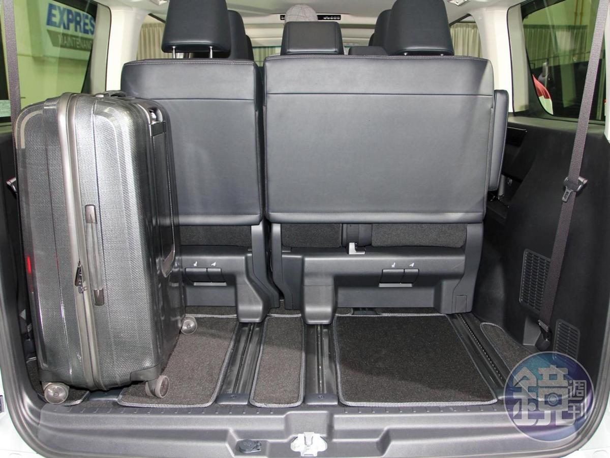 後座第三排座椅往前推到底後，所變化出的空間可以輕易容納多具29吋行李箱。