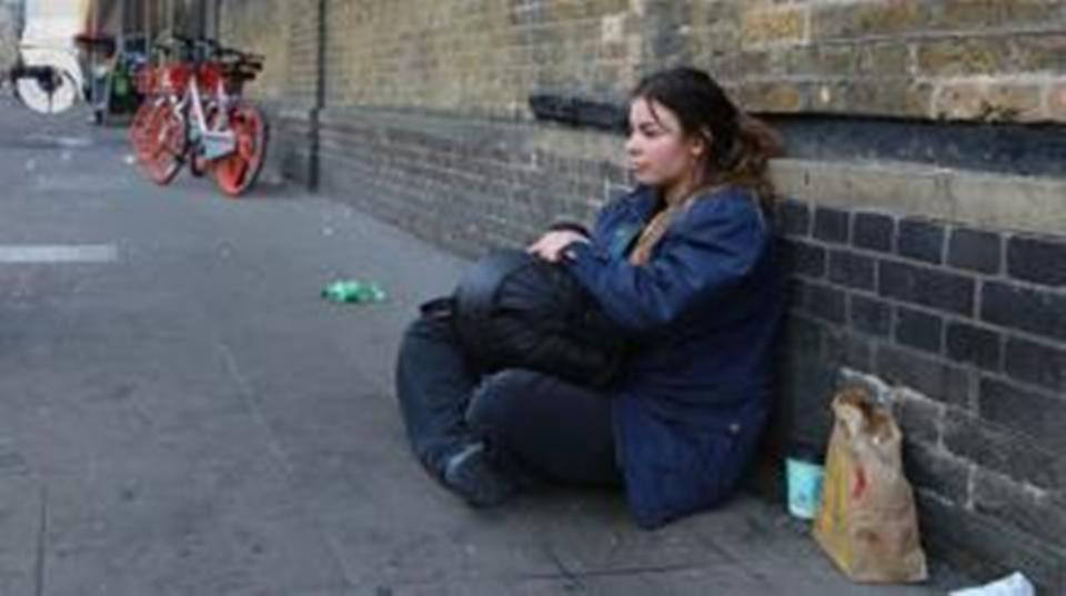 伊莎貝拉選在倫敦最危險的貧民區Stratford駐點。（翻攝自my5網站）