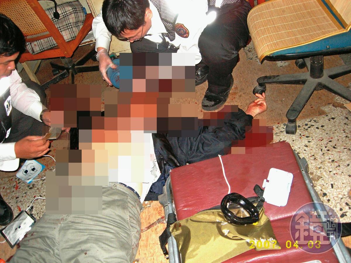 金飾加工業者陳東枝遭邱鼎淯刺殺11刀，躺在血泊中。