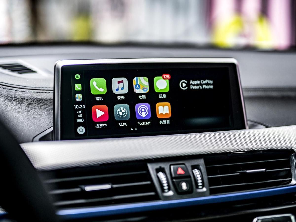 全新BMW X2領航版全車系升級業界首創的無線Apple CarPlay整合系統、8.8吋中控觸控螢幕與BMW智能衛星導航系統。