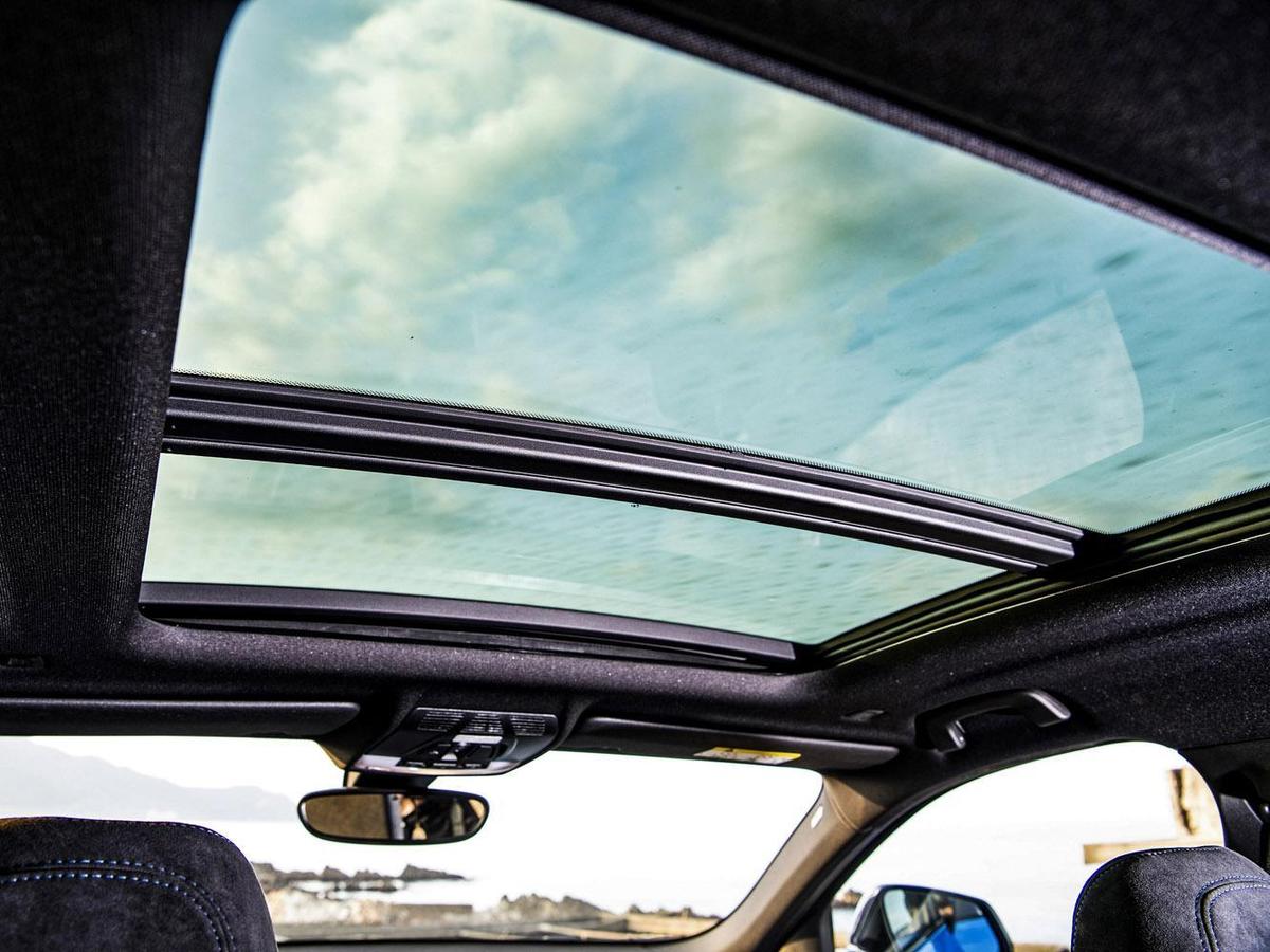 全新BMW X2 sDrive20i領航版升級全景式電動玻璃天窗，呈現寬闊舒適氛圍。