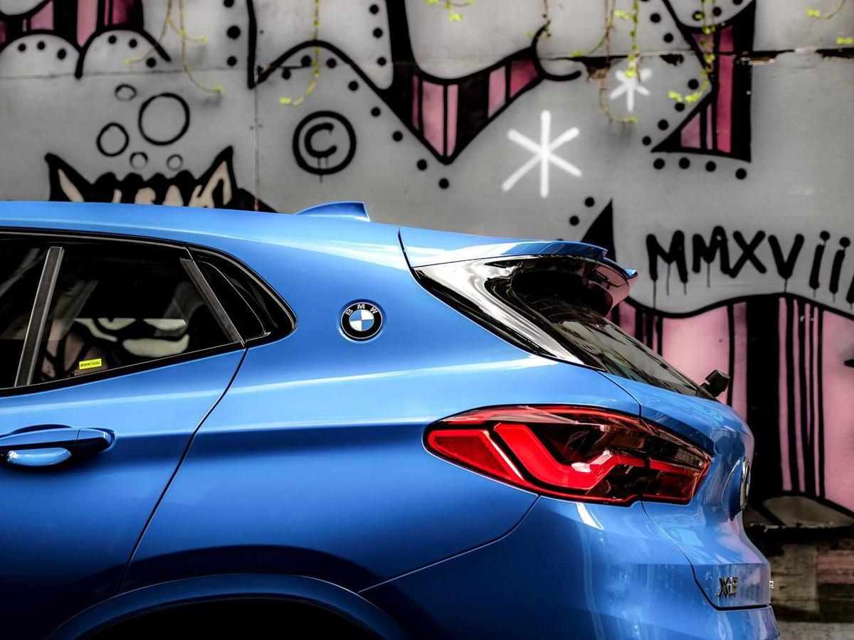 承襲傳奇BMW 3.0 CSL賽車靈魂，將藍白廠徽嵌於C柱之上，搭配M款後擾流尾翼，以引領潮流之姿展現獨樹一格的跨界魅力。