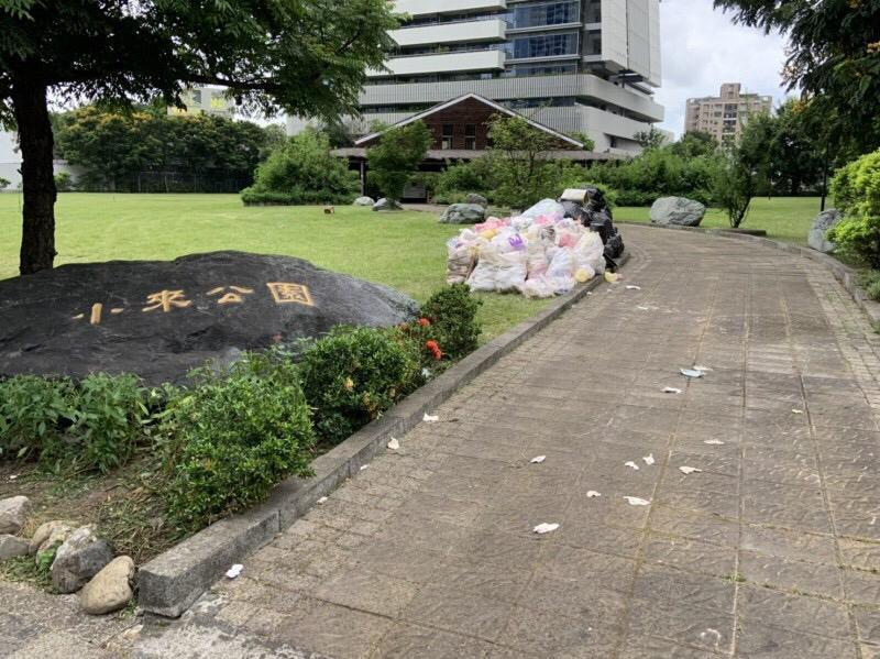 有網友貼出韓國瑜22日台中造勢大會後，隔日留下一堆垃圾的「災難照」作為對比。（翻攝自Ptt）