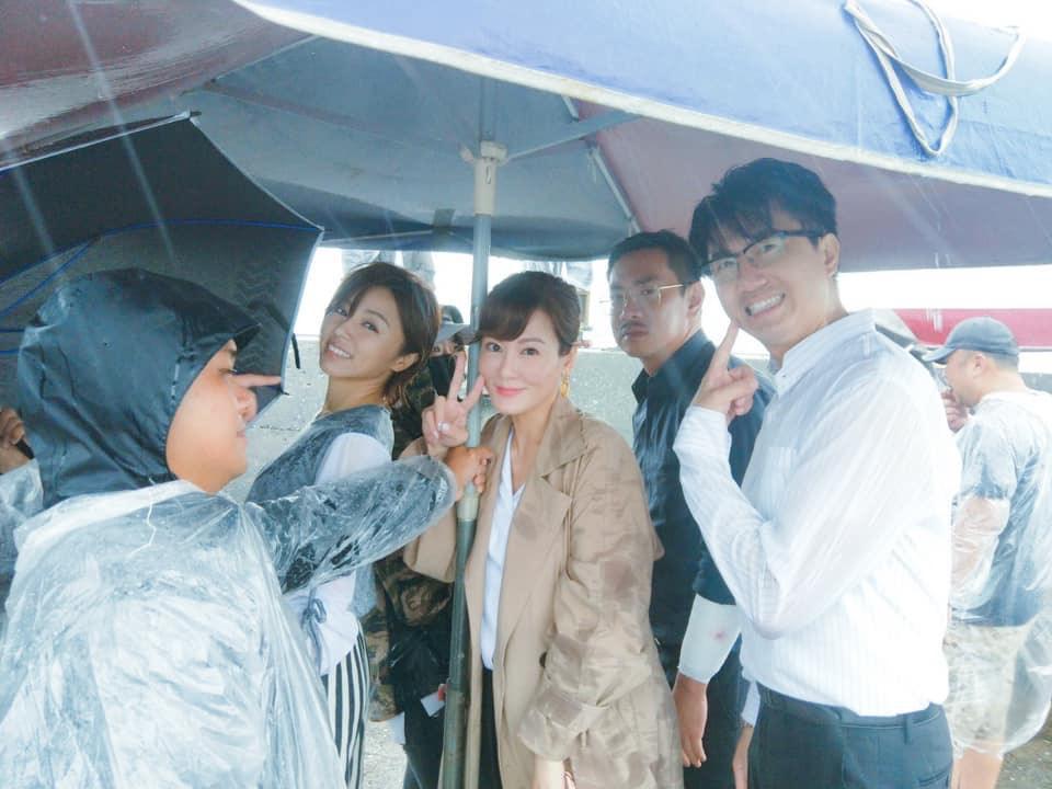 邱琦雯（左二）日前和王瞳、江俊翰、吳皓昇在海邊拍戲，一群人在雨中苦中作樂玩自拍。（艾迪昇傳播提供）