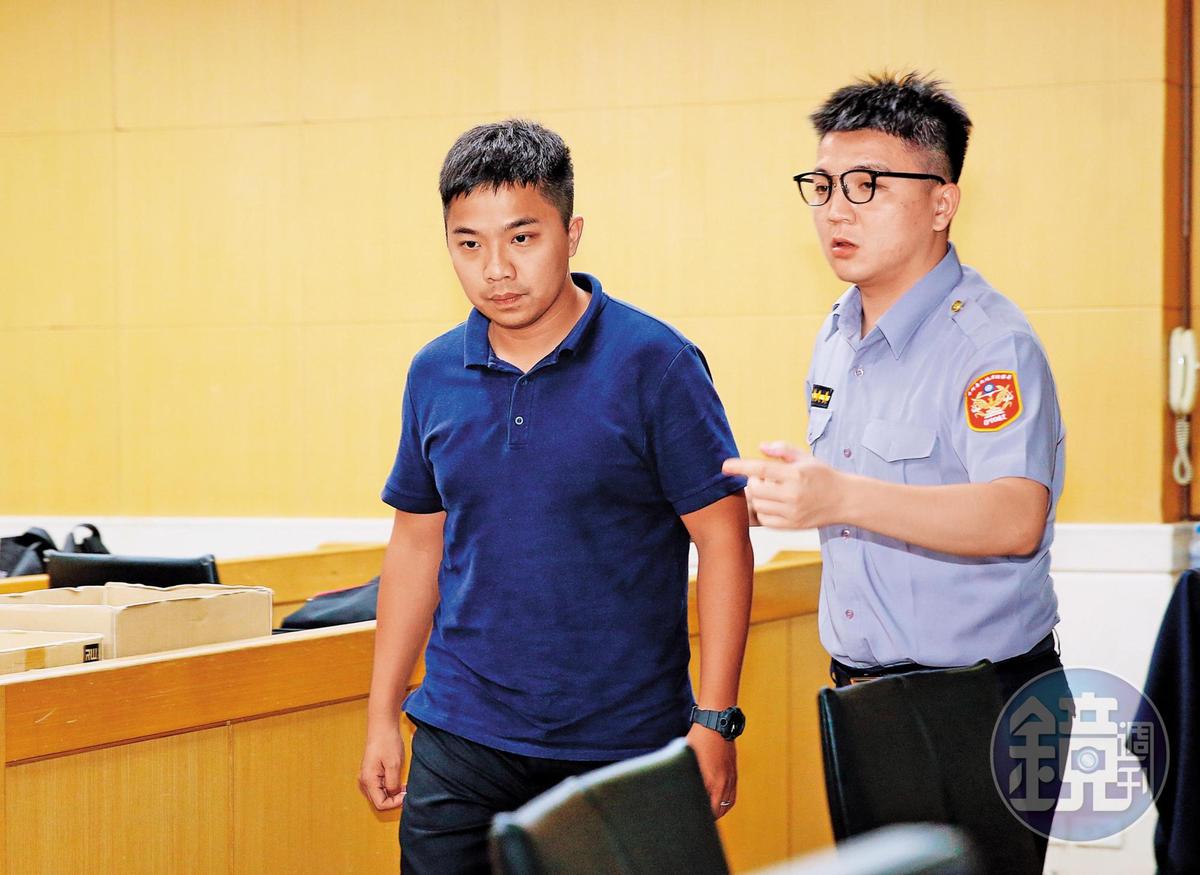 國安局上士士官長劉尊彰（左）在駕駛室任職，買菸數量最多，近900條，卻交代不清楚是幫忙代購，遭檢方以50萬元交保。