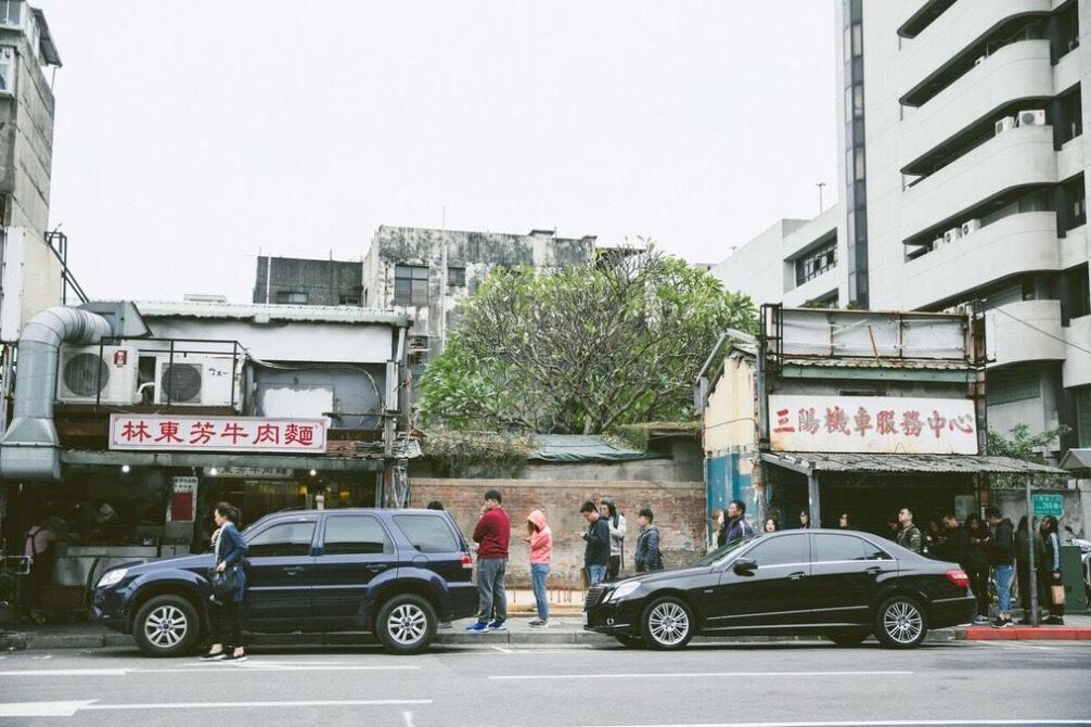 林東芳牛肉麵的舊址原在台北市八德路、龍江路上，去年因法規問題2度搬遷。（林東芳提供）