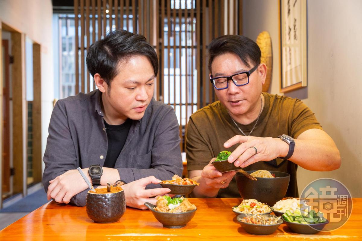 林東芳（右）的次子林子凡（左）近年也回家幫忙，他正和父親討論如何改良小菜。