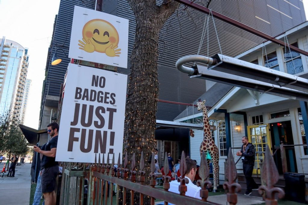 有些活動不需要買票就能觀賞，店家還會貼出「No Bages, Just Fun！」的招牌，邀請民眾免費入場。（翻攝自 twoscotsabroad.com）
