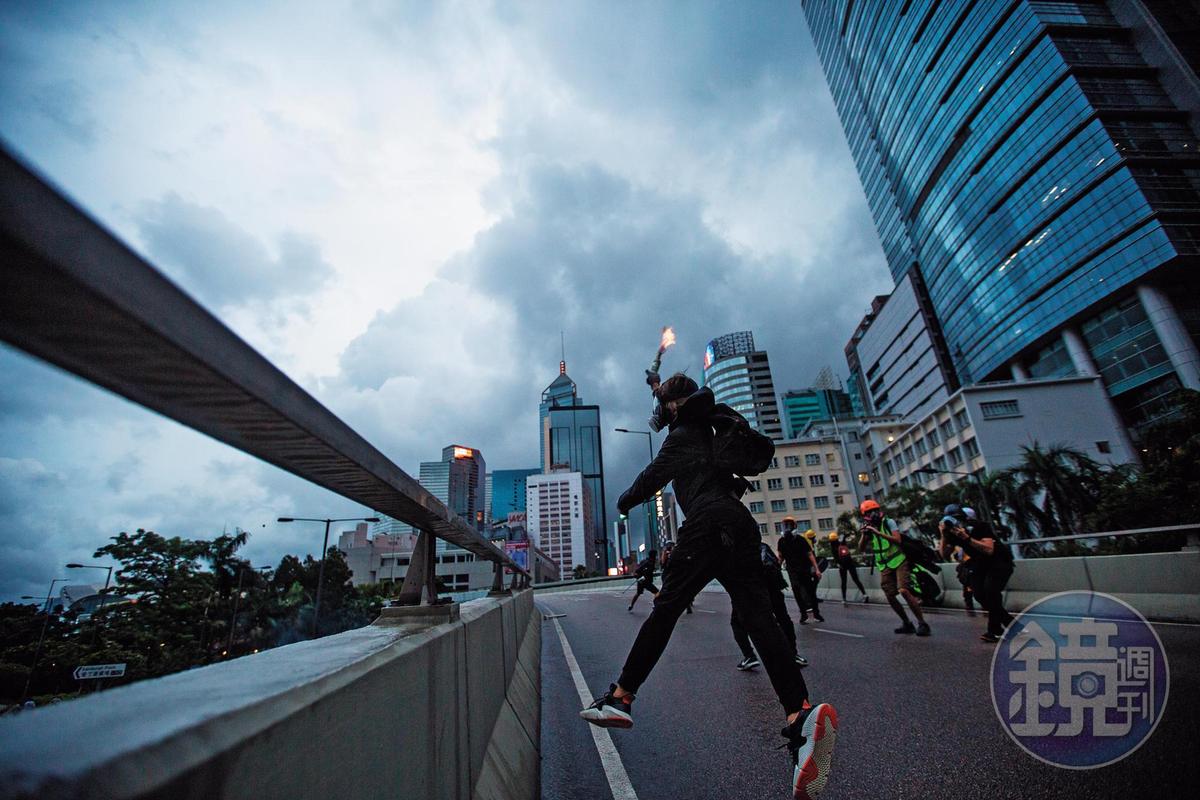 831傍晚，勇武派示威者占据香港多处街头，图为一名示威者在金钟夏慤道上举起燃烧瓶。