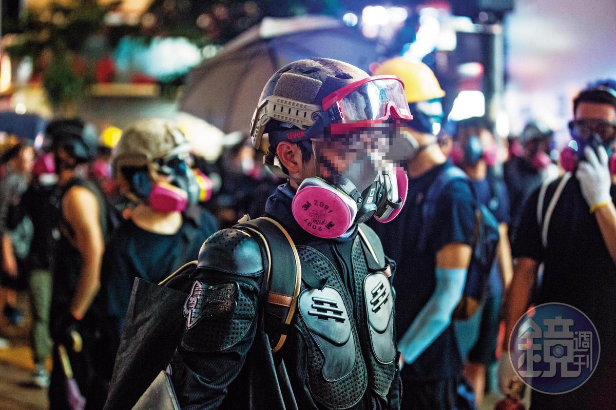 警方於831当晚多次施放催泪弹，勇武派示威者全副武装，许多人都自备全套升级过後的装备和防毒面具。