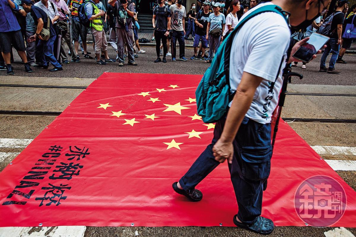 示威民眾踏過五星旗，表達對北京政府的不滿。