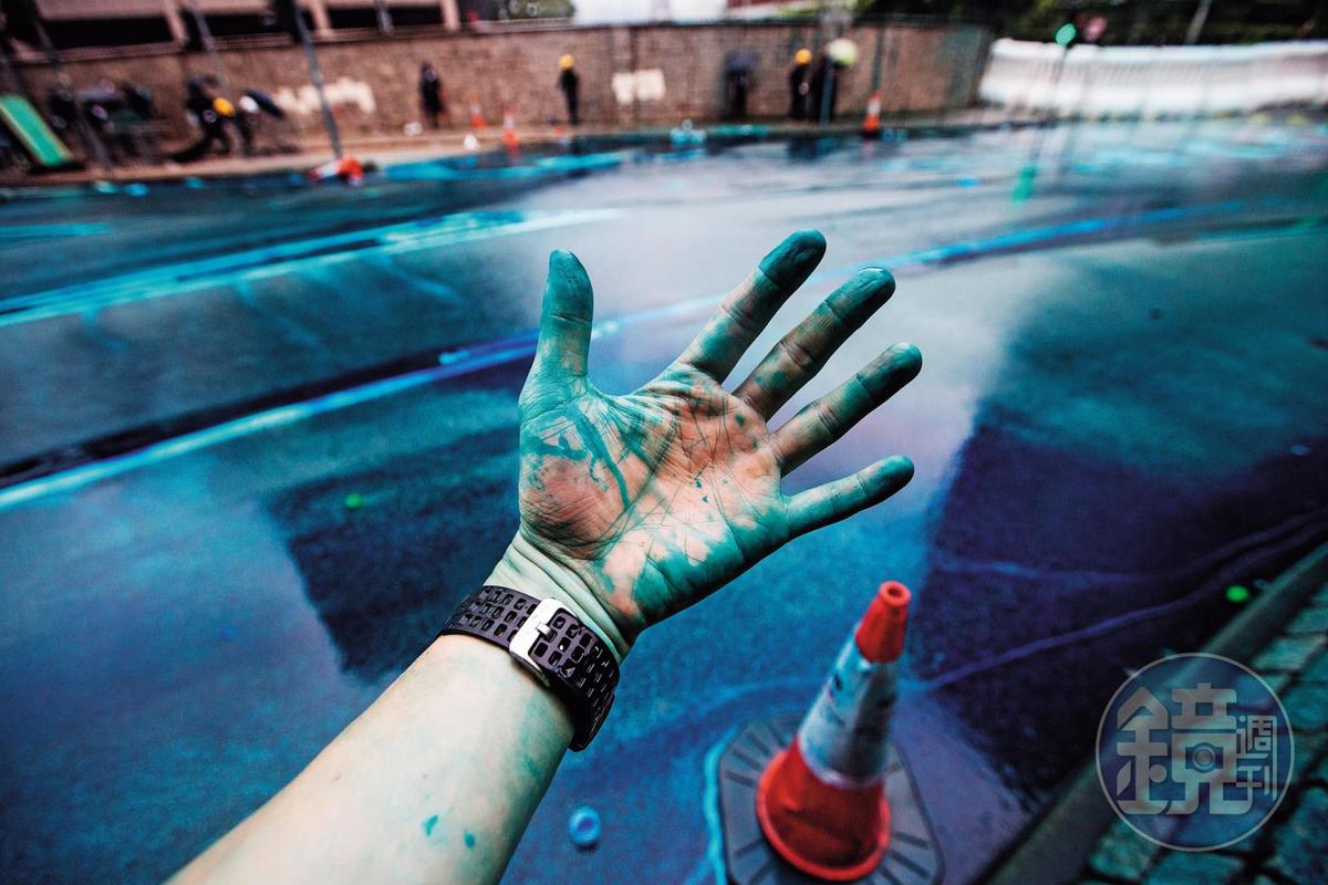 本刊攝影記者遭藍色水炮掃射，久久清洗不掉皮膚上的藍色顏料。