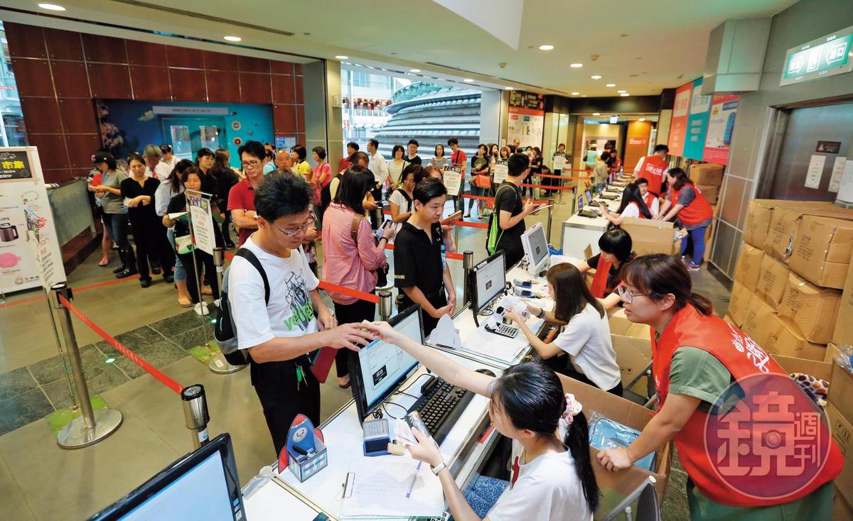 剛開幕時，京華城號稱全台最大購物中心，有別於其他百貨公司，過去週年慶時，獨採現金回饋，吸引滿滿人潮。