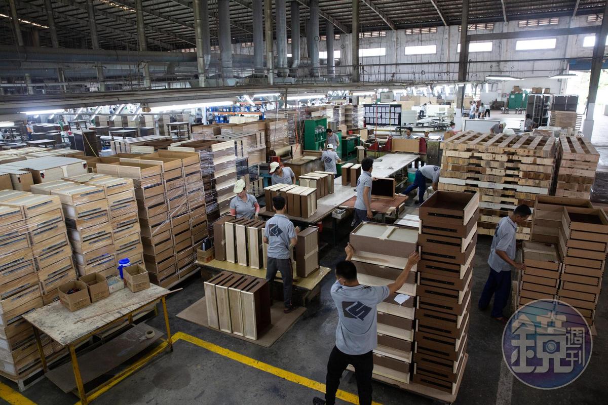 轉戰深圳，羅子文搭上美國家具廠大量轉單的好時機，員工數從70人成長到3千多人。