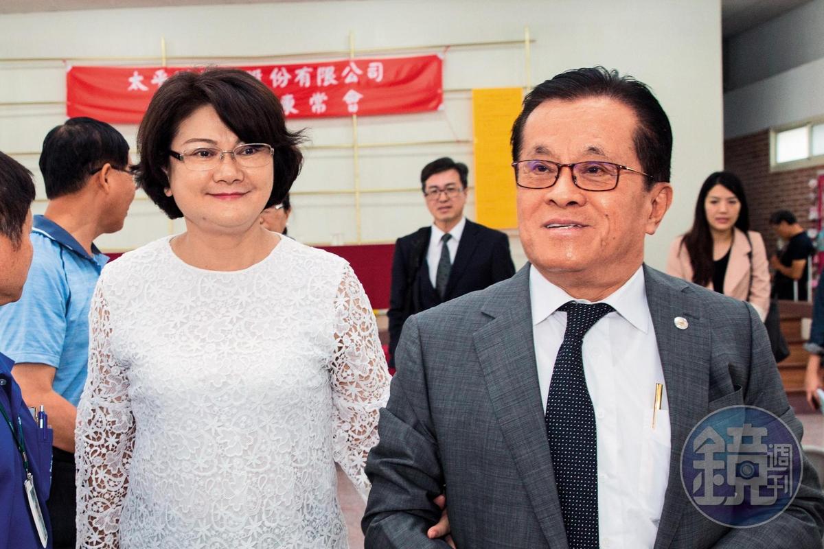 早期鍾仁（右）因業務常跑榮總，還娶了護理師張賢素（左），今年6月2人一起出席股東會。