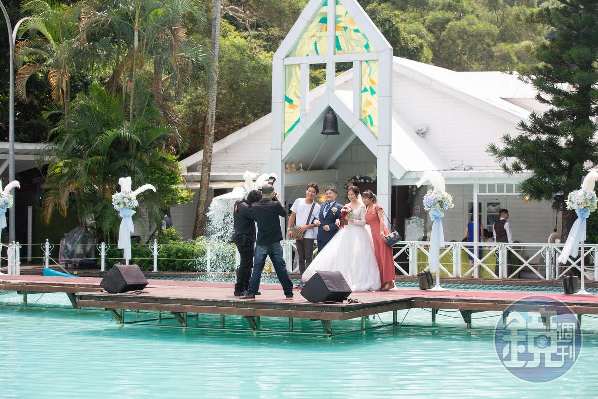 青青集團2001年率先推出戶外教堂婚禮，搭配池畔美景，是許多年輕新人嚮往的結婚場景。