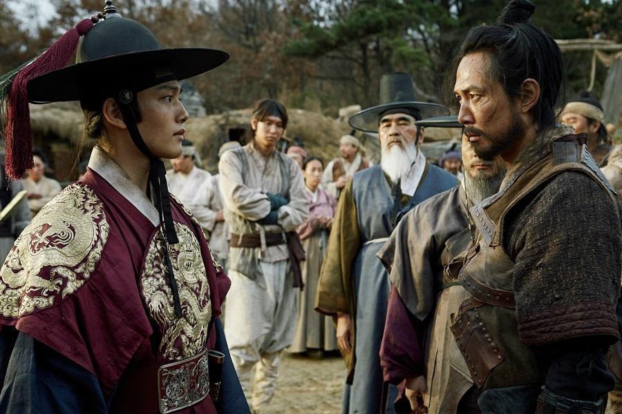 李政宰（右）、呂珍九（左）主演的《代立軍》製作費高達新台幣2.7億元，但上映後票房不如預期。（翻攝自Naver）
