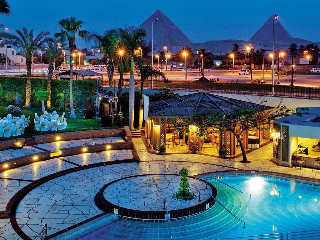 黎奕彬父子入住埃及開羅的五星級飯店，金字塔就在對面。（翻攝Mercure Cairo Le Sphinx臉書）