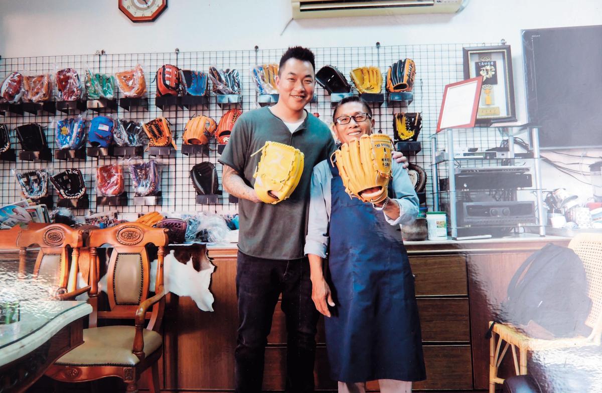 郭泓志（左）使用蘇文得（右）製作的手套，也曾到高雄參觀他們的工廠。（麒琳實業提供）