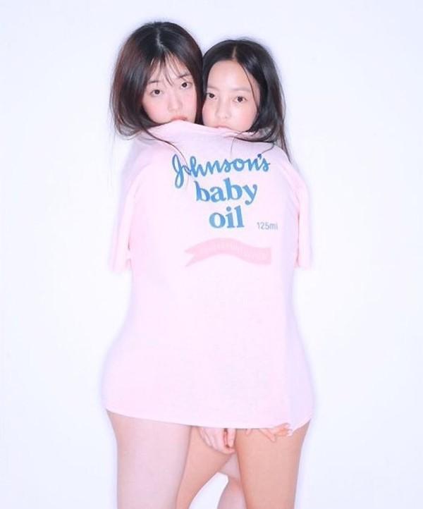雪莉（左）與具荷拉合穿這件T恤的「友情照」，被網友批評過度情色。（網路圖片）