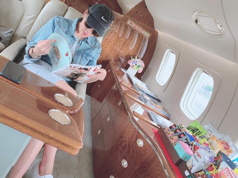 小禎搭乘私人飛機，分享她在機艙內的照片。（翻攝自小禎臉書）