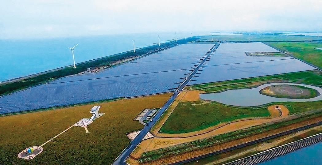 目前台灣最大的太陽能電廠是台電的彰濱光電，未來台積電太陽能電廠發電量將是彰濱光電的12.3倍。（翻攝台電官網） 