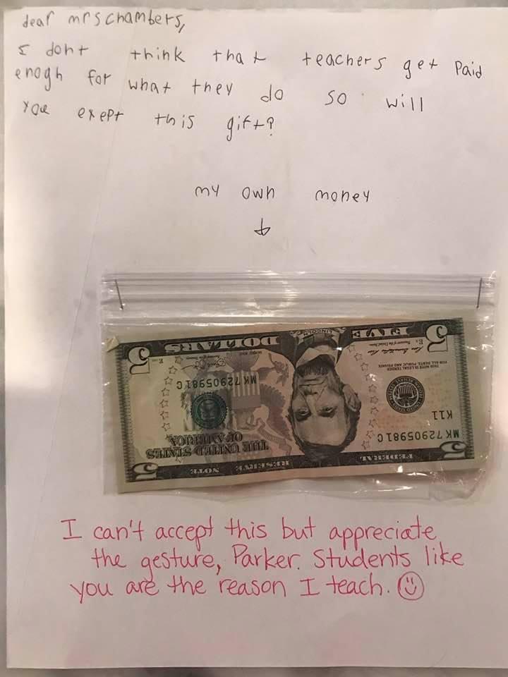 9歲的小帕克把自己的生日禮金用來「贊助」老師，也得到老師親切的回應。（翻攝自Darrell R Williams臉書）